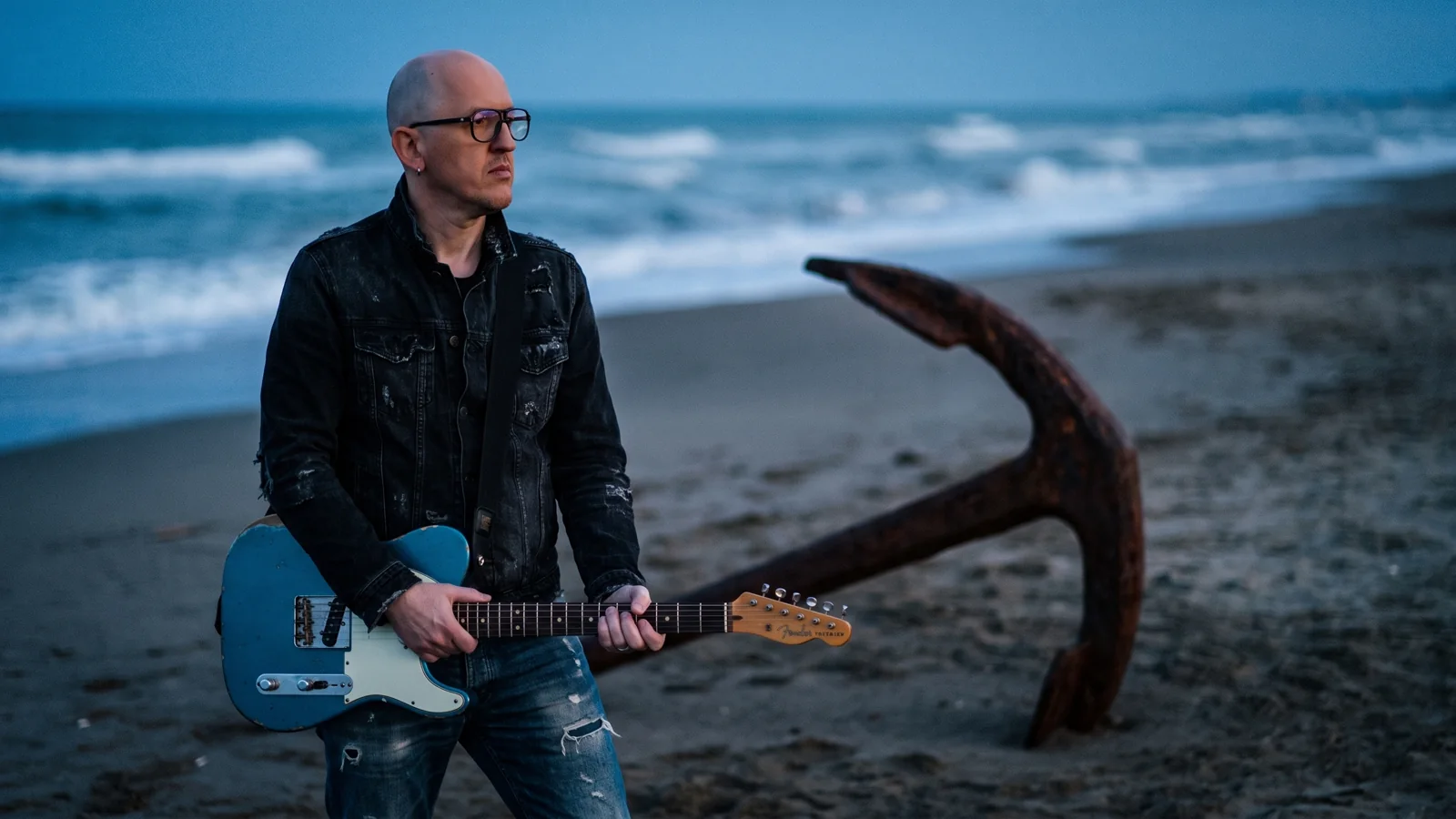 Marco Maso sulla spiaggia con la sua Telecaster