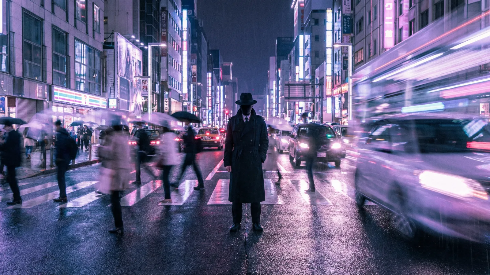 Attraversamento pedonale in una città di notte tra insegne al neon